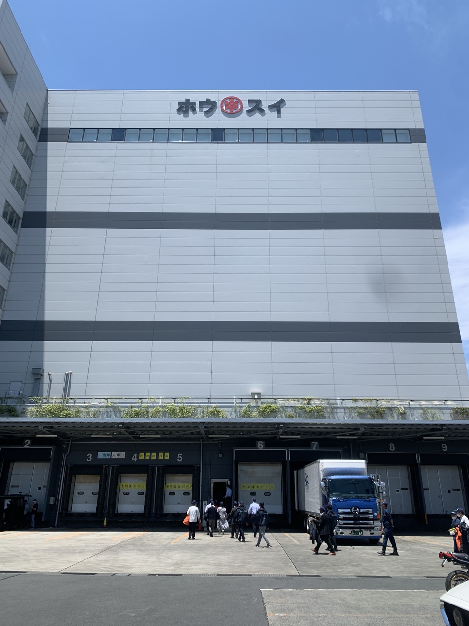 Photo du bâtiment de stockage frigorifique adossé au marché aux poissons de Tokyo