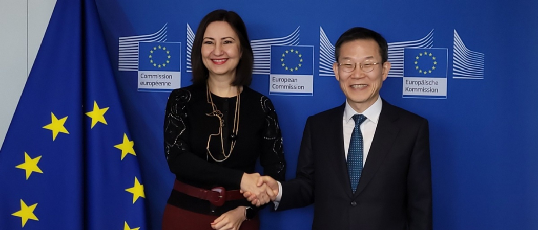 Korea’s science minister Lee Jong Ho (right) met EU research commissioner Iliana Ivanova